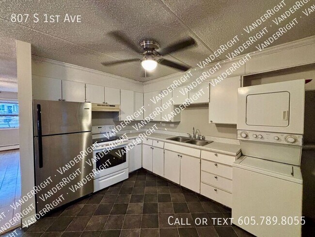 807 S 1st Ave in Sioux Falls, SD - Foto de edificio - Building Photo