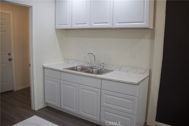 372 E 55th St in Los Angeles, CA - Building Photo - Building Photo