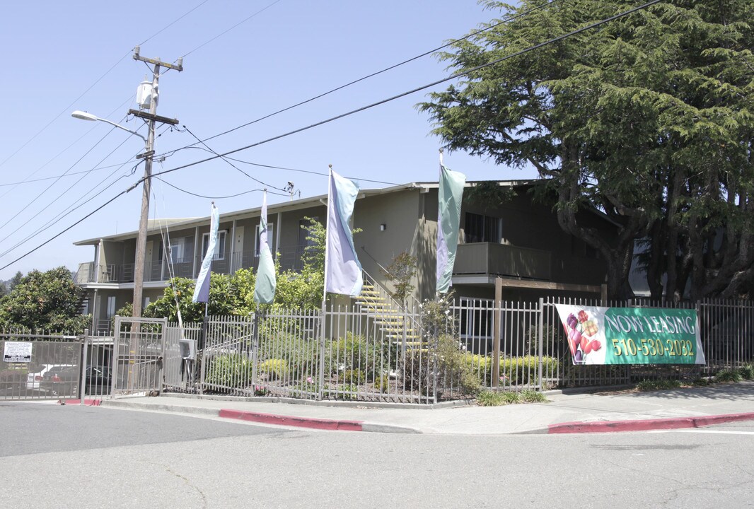 Laurel Heights Apartments in Oakland, CA - Building Photo