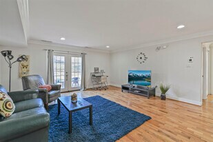 5924 Mayflower Ct, Unit On Mayflower FURNISHED in Alexandria, VA - Building Photo