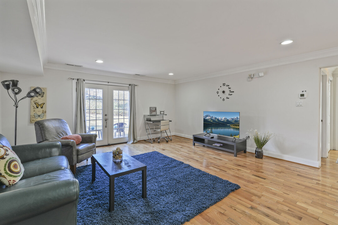 5924 Mayflower Ct, Unit On Mayflower FURNISHED in Alexandria, VA - Building Photo