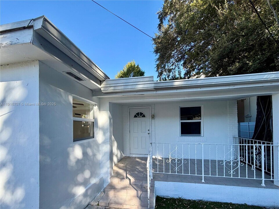 2727 SW 24th St in Miami, FL - Building Photo