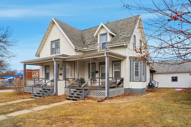 property at 412 W 4th St