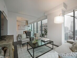 355 W Hubbard St in Chicago, IL - Building Photo - Building Photo