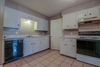 1710 Elkhart Ave in Lubbock, TX - Foto de edificio - Building Photo