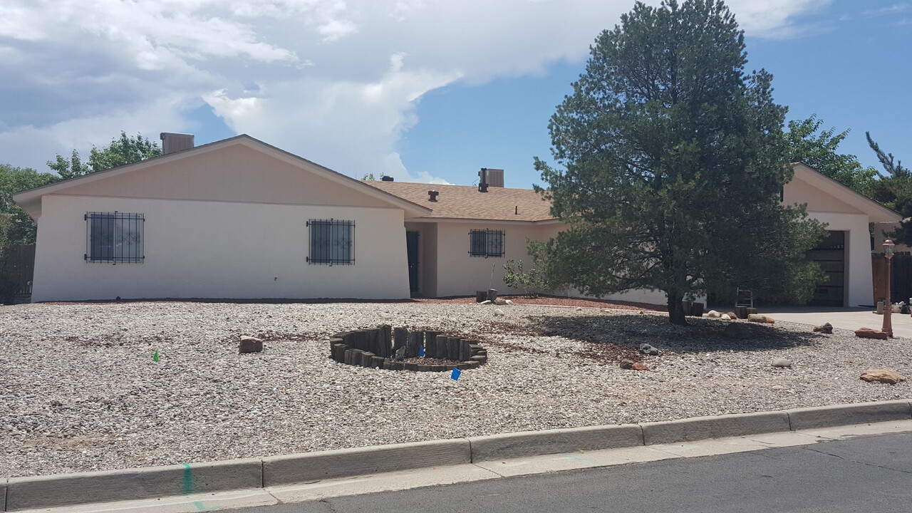 100 Demasiado Rd SE in Rio Rancho, NM - Building Photo