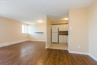 Bay Court in North Bay, ON - Building Photo - Building Photo