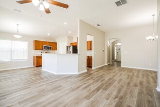 8211 Stelling Dr in Jacksonville, FL - Foto de edificio - Building Photo