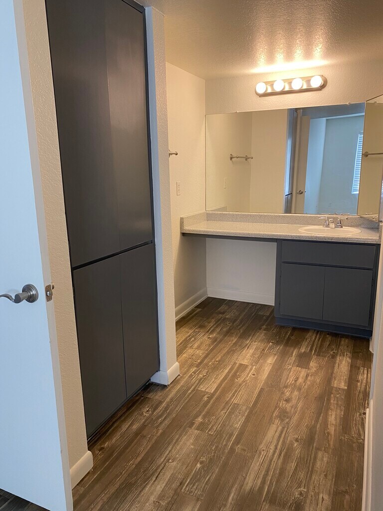 Scottsdale Place Apartments in Scottsdale, AZ