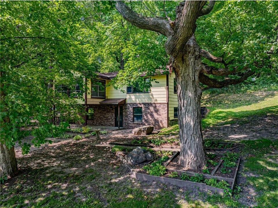 5200 Dahlgren Rd in Chaska, MN - Building Photo