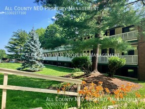 Center Park Place in Cuyahoga Falls, OH - Foto de edificio - Building Photo