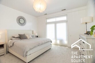 330 N Clinton St, Unit 508 in Chicago, IL - Building Photo - Building Photo