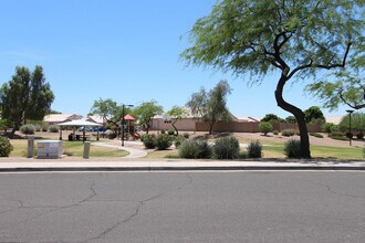 1025 W 19th Ave in Apache Junction, AZ - Foto de edificio - Building Photo