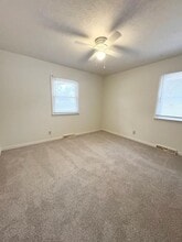 200 S Grove St in Normal, IL - Foto de edificio - Building Photo