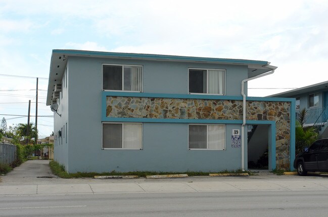 39 E 9th St in Hialeah, FL - Foto de edificio - Building Photo