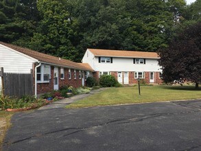 Foxridge Apartments in Barkhamsted, CT - Foto de edificio - Building Photo