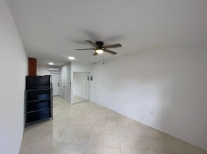 2459 Grant St in Hollywood, FL - Building Photo - Building Photo