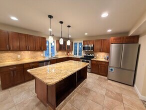 112 E Quinobequin Rd in Newton, MA - Building Photo - Building Photo