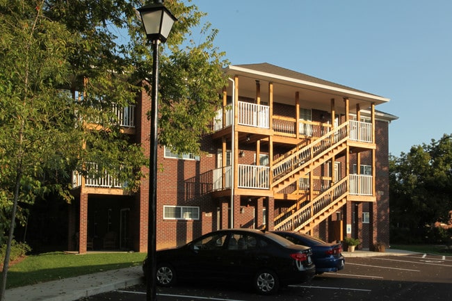 2501 Gladstone Cir in Louisville, KY - Foto de edificio - Building Photo