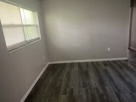 2416 NW 22nd Ct in Miami, FL - Building Photo