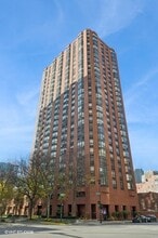 899 S Plymouth Ct, Unit 404 in Chicago, IL - Foto de edificio - Building Photo