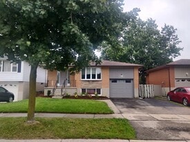 668 Highpoint Ave in Waterloo, ON - Building Photo