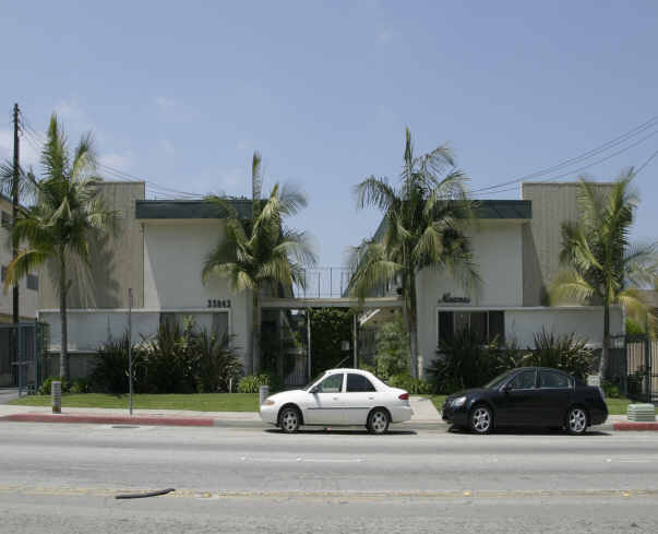 Miramar Apartments in Lomita, CA - Foto de edificio - Building Photo