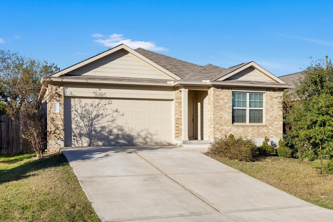 213 Andesite Trl in Buda, TX - Building Photo