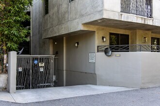 1304 Roxbury Dr in Los Angeles, CA - Foto de edificio - Building Photo