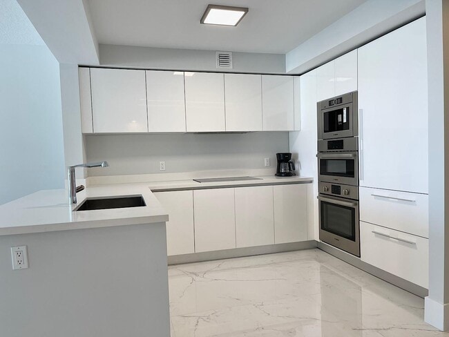 330 Sunny Isles Blvd, Unit 5-905 in Sunny Isles Beach, FL - Building Photo - Building Photo