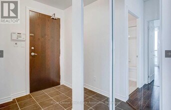 3504 Hurontario St in Mississauga, ON - Building Photo - Building Photo