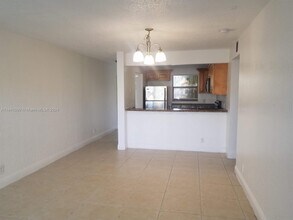 1513 Lake Crystal Dr-Unit -B in West Palm Beach, FL - Foto de edificio - Building Photo