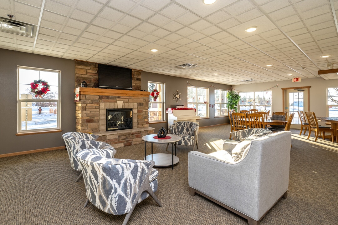 The Estates Senior Living in Moorhead in Moorhead, MN - Foto de edificio