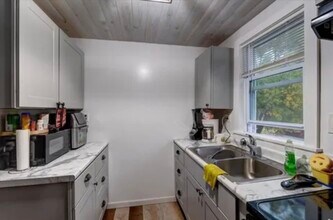 212 E Howard St, Unit Upstairs Unit in Portage, WI - Building Photo - Building Photo