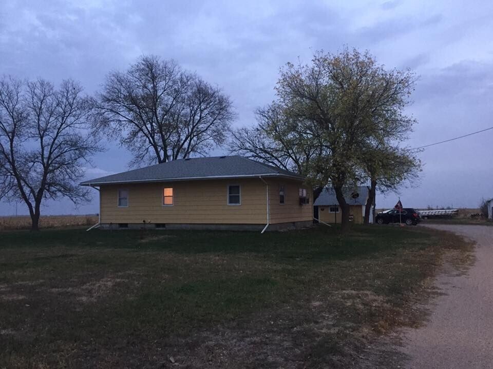 12619 W Capital Ave in Wood River, NE - Building Photo