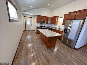 1726 Aspen Ct in New Richmond, WI - Foto de edificio - Building Photo