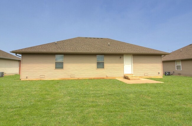 5592 W Longleaf Dr in Springfield, MO - Building Photo - Building Photo