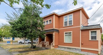 703 Q Ave Apt 4, Unit 4 in Anacortes, WA - Building Photo