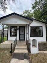 335 Henry St in San Antonio, TX - Building Photo