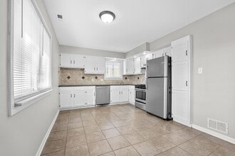 4290 Norwood Dr in Trenton, MI - Building Photo - Building Photo