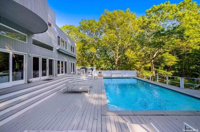 206 Treescape Dr in East Hampton, NY - Building Photo - Building Photo