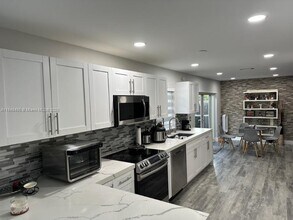 9960 NW 51st Ln in Doral, FL - Building Photo - Building Photo