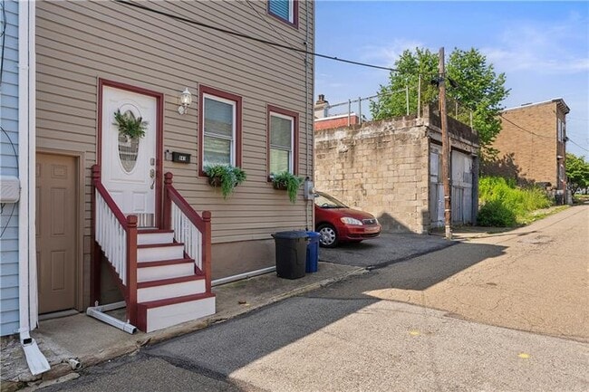 841 Blossom Wy in Pittsburgh, PA - Building Photo - Building Photo