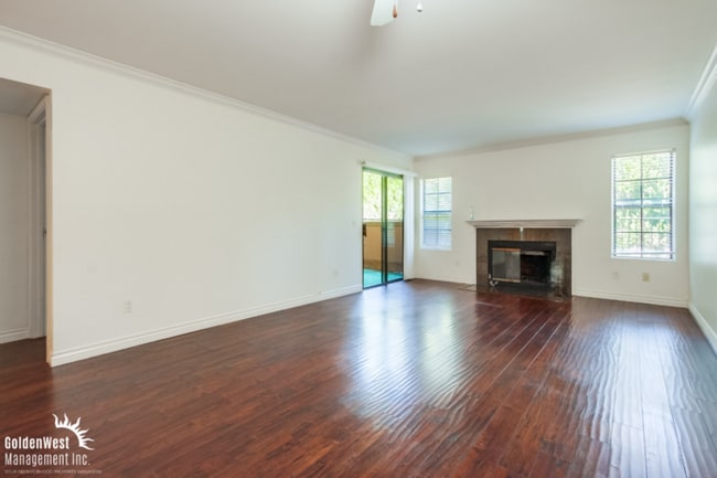 12027 Alta Carmel Ct in San Diego, CA - Foto de edificio - Building Photo