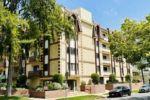 Clark Drive Apartments in Los Angeles, CA - Building Photo