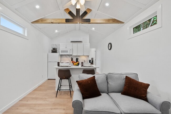 720 Pritchett Ln in Seven Points, TX - Building Photo - Building Photo