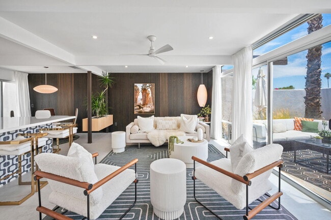 1740 N Vía Miraleste in Palm Springs, CA - Building Photo - Building Photo