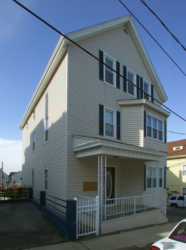 141 Hunter St in Fall River, MA - Foto de edificio - Building Photo