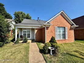 1096 W E Ross Pkwy in Southaven, MS - Building Photo