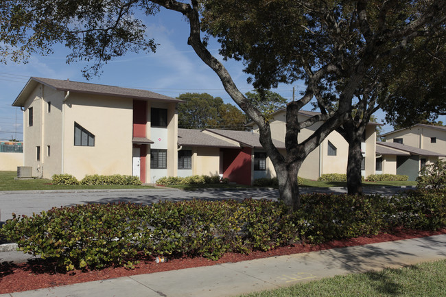 Auburn Gardens in Fort Lauderdale, FL - Building Photo - Building Photo